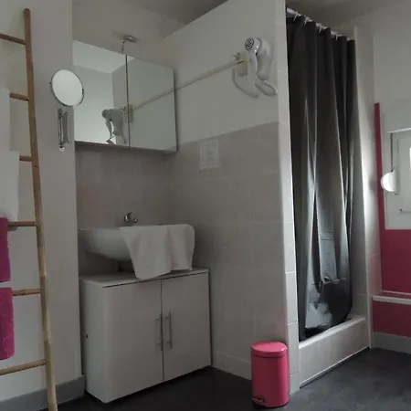 Au Bon Abri Hotel
