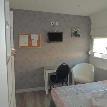 Au Bon Abri Hotel 2*